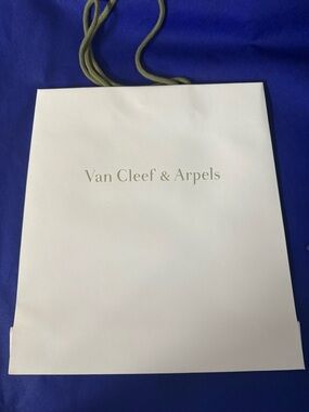 Van Cleef & Arpels 💯% Authentic iconic luxury paper shopping bag Ideal for gifts